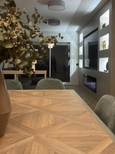 muebles a medida barcelona mesa comedor madera, salón al fondo